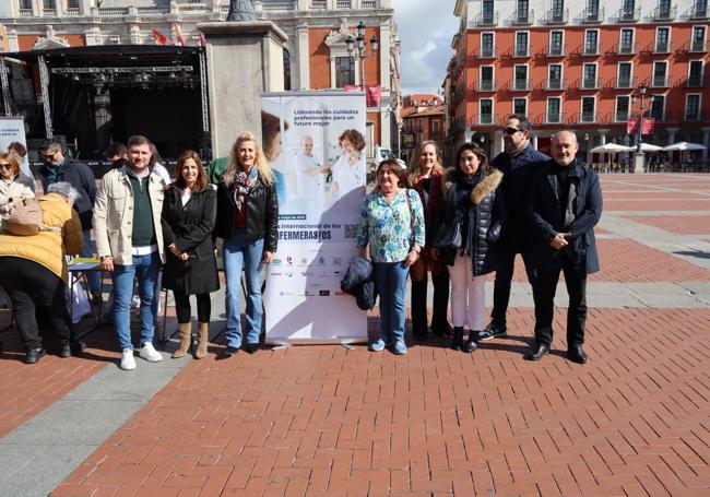 Representantes del sector de la enfermería, junto con el concejal Alberto Cuadrado, responsable de la Concejalía de Salud Pública y Seguridad (Vox), en el puesto informativo instalado en la Plaza Mayor.