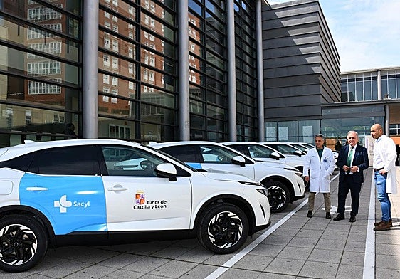 Los nuevos vehículos, este lunes en el exterior del Hospital Río Carrión.