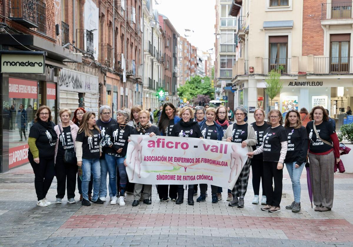 Miembros de la Asociación de Enfermos de Fibromialgia, en la calle Mantería.