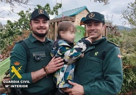 Efectivos de la Guardia Civil de Burgos con el niño localizado.
