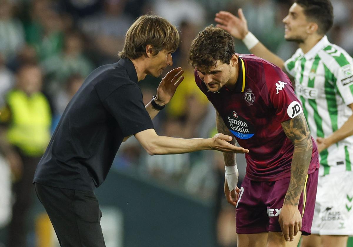 Álvaro Rubio da indicaciones a Juric, que puede ser baja este martes ante el Girona.
