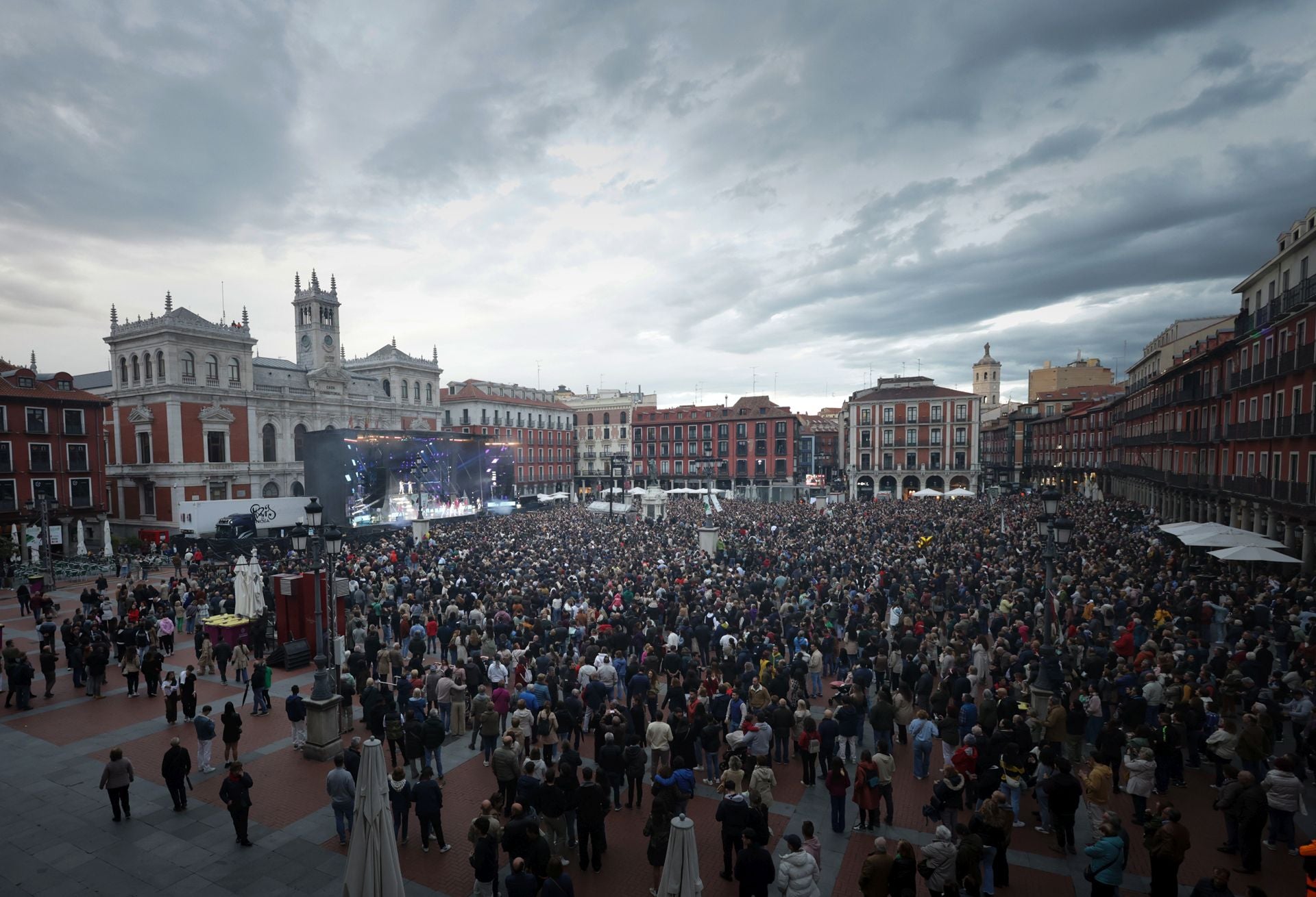 La orquesta París de Noia llena la Plaza Mayor de Valladolid