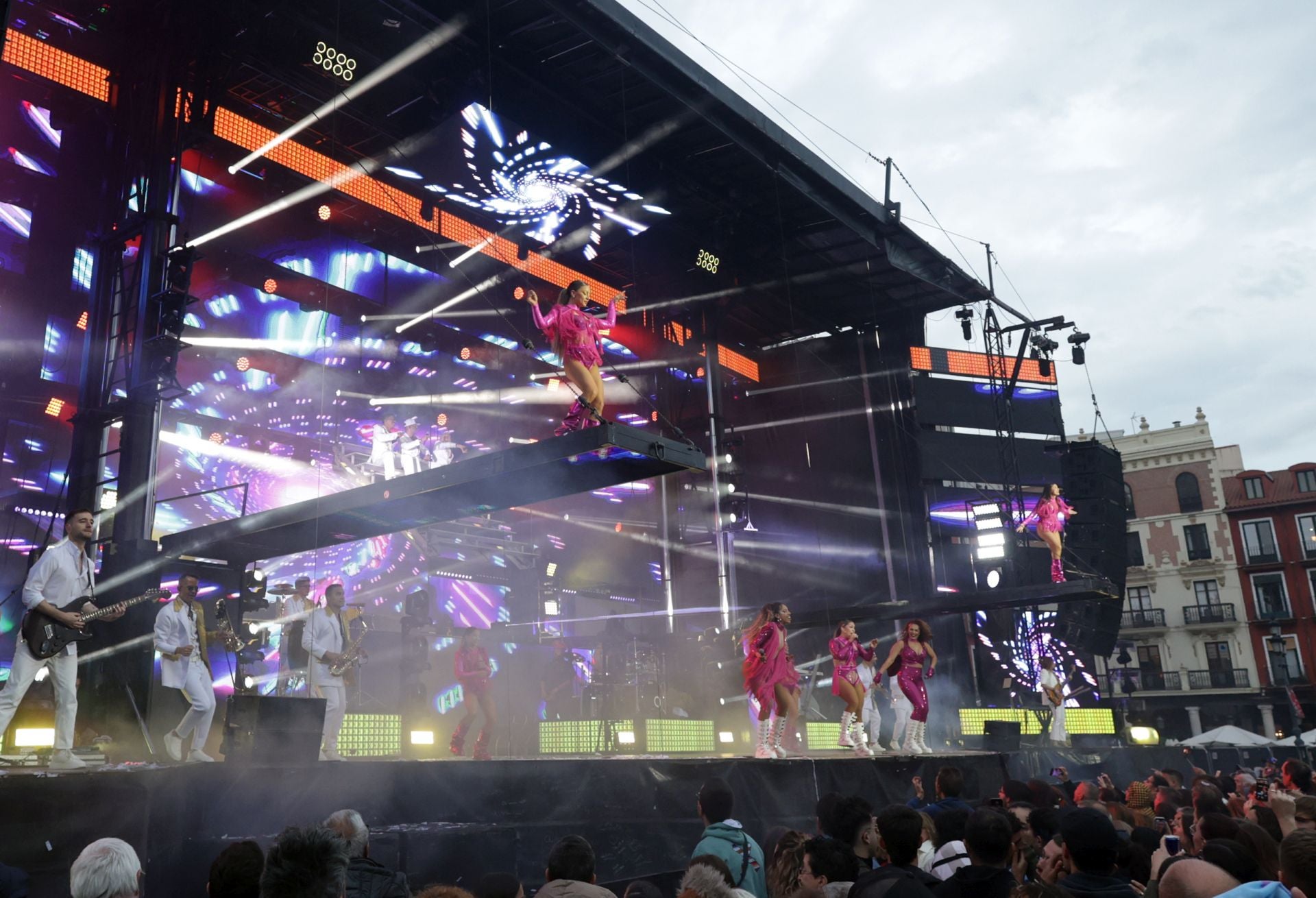 La orquesta París de Noia llena la Plaza Mayor de Valladolid