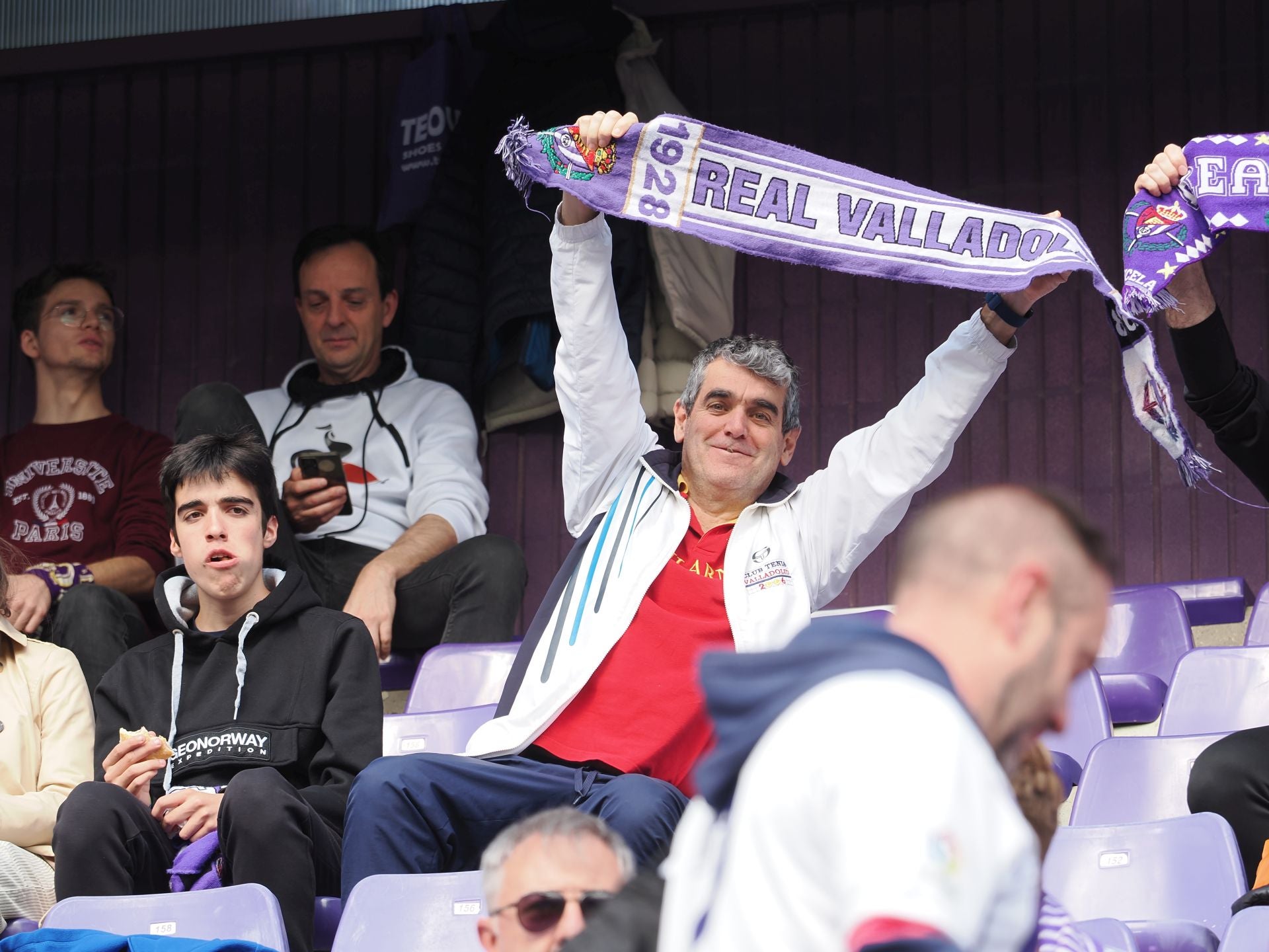 Búscate en la grada del Real Valladolid - Girona (2/3)