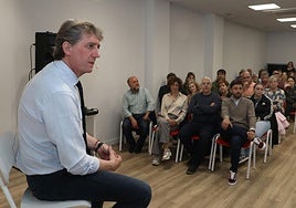 Carlos Martínez, en el encuentro con alcaldes y concejales del PSOE, este martes en Palencia.