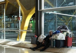Una persona, con varios enseres en el aeropuerto Adolfo Suárez Madrid-Barajas.