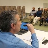 El presidente de la Segoviana, Agustín Cuenca, se dirige a los socios durante la reunión informativa.