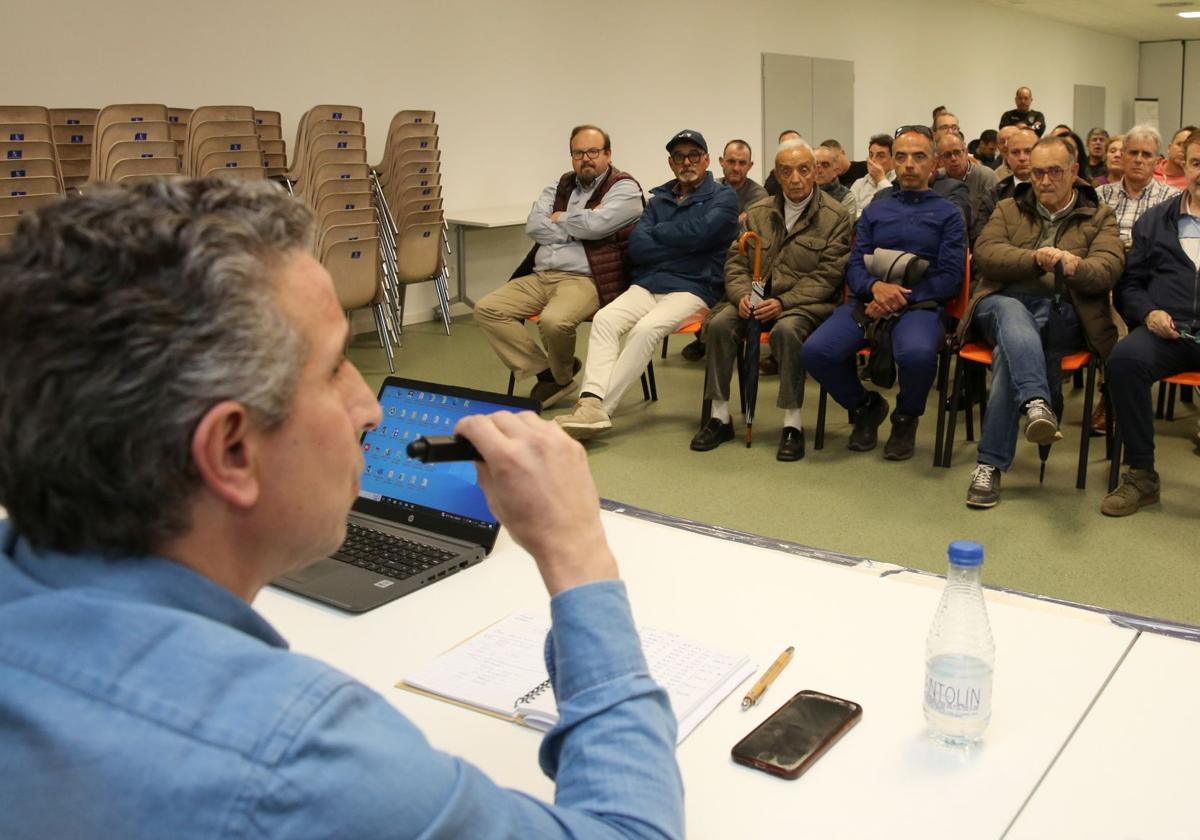 El presidente de la Segoviana, Agustín Cuenca, se dirige a los socios durante la reunión informativa.