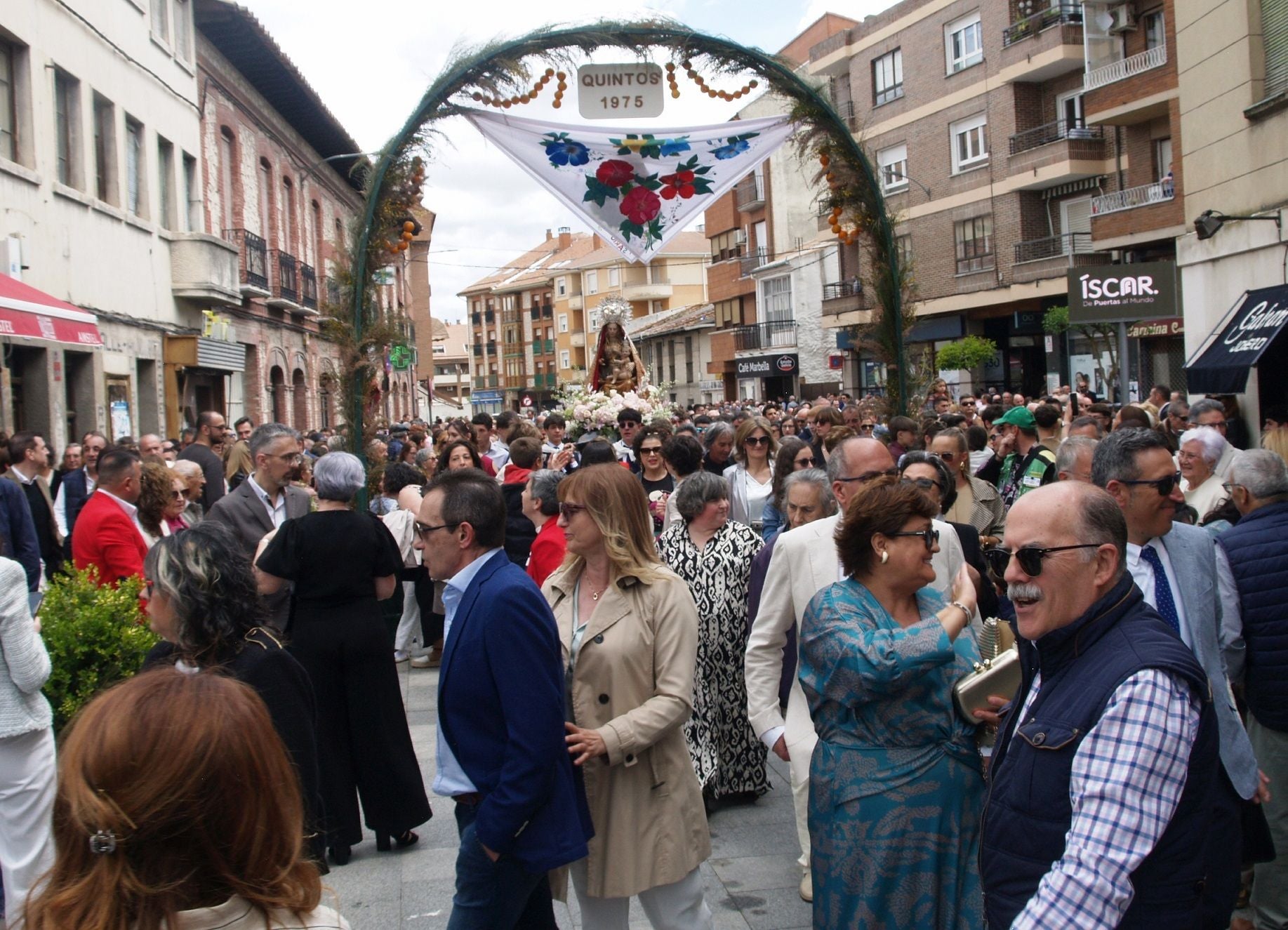 La procesión pasa bajo un arco.