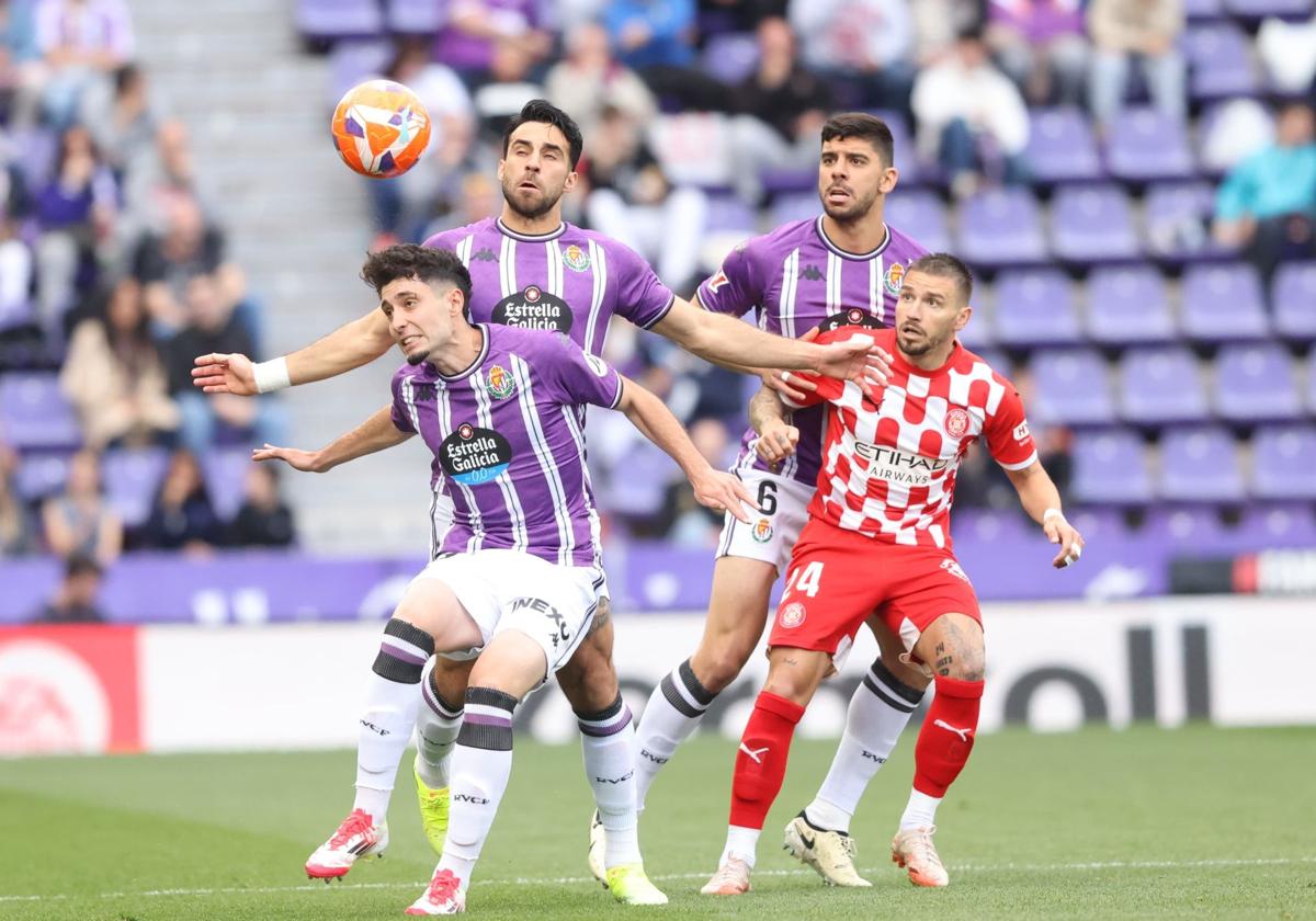 Iago Parente, debutante ante el Girona, despeja de cabeza con Cömert a su espalda.