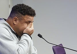 Ronaldo Nazario comparece en una rueda de prensa.