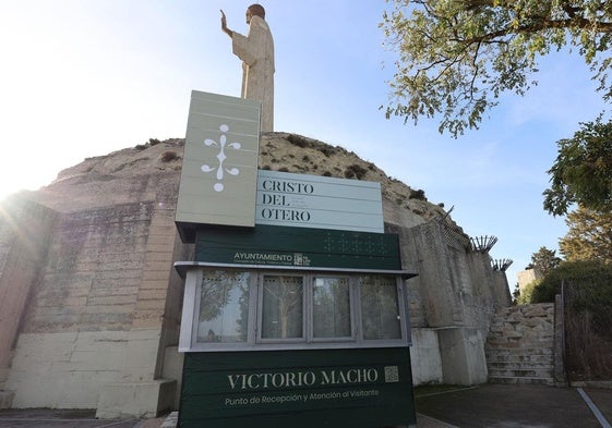 Quiosco situado bajo el Cristo del Otero.