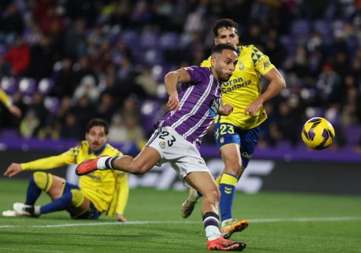 Anuar se dispone a ejecutar un remate en el partido Real Valladolid-UD Las Palmas de esta temporada