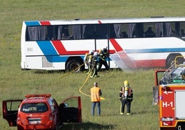 Los bomberos de AENA y de la base han sido los primeros en desplegarse durante el simulacro.