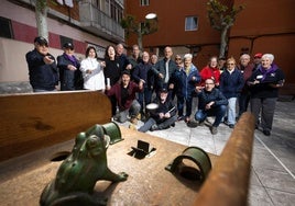 Pedro Olmedo, Agustín Pescador, Amelia Monge, Marisa Ríos, Abilio Monge, Jesús Ruiz, José Antonio Ibáñez, Ceferino Sevilla, Ruperto del Río, Emiliano Herrero, Gloria Montes, Violeta Diez, José Luis Rojo, Juliana Pérez, Germán Nieto, Raúl Arquero y María Luisa Herrero. En la fila de abajo, Javier Esteban, Pablo Cosgaya y David San Juan, en la plaza del Azor, donde se ha celebrado el torneo anual de rana de la asociación vecinal San Isidro.
