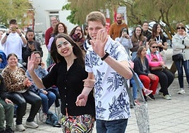 Dos participantes en el desfile, aplaudidos en el recorrido por la pasarela.