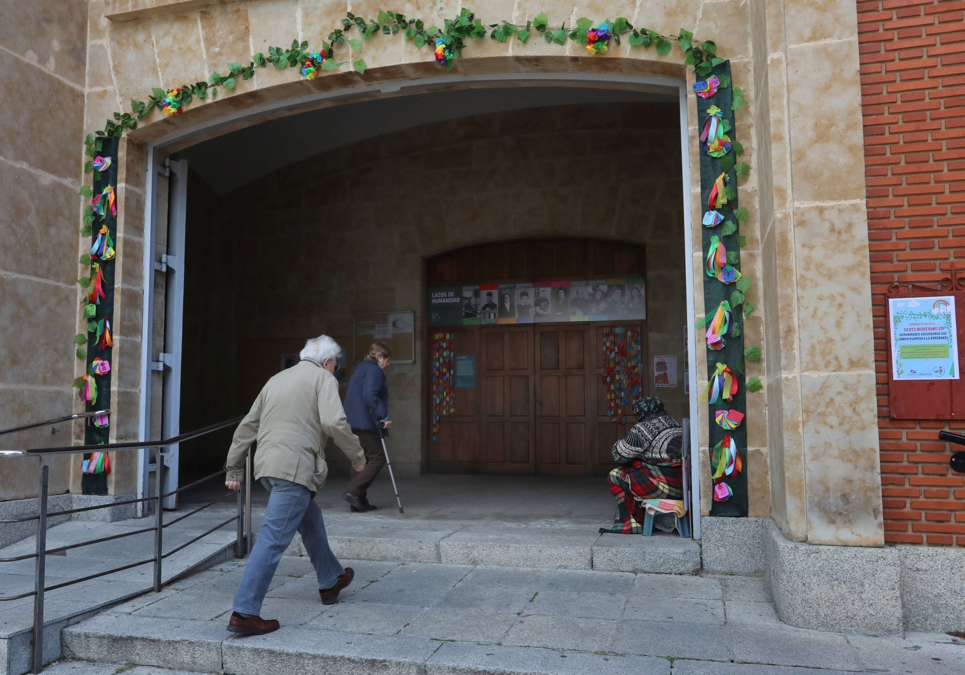 Las enramadas visibilizan en las parroquias la importancia de la acogida