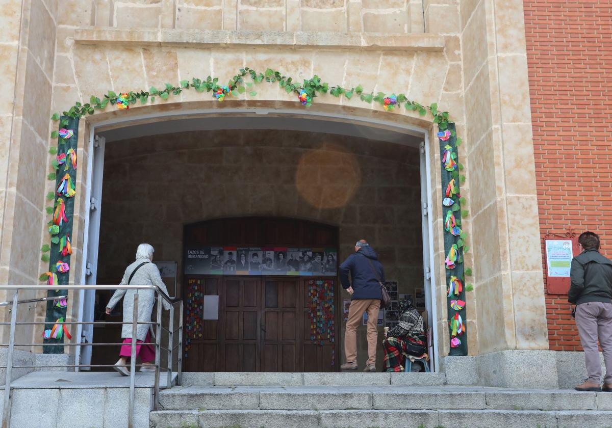 Las enramadas visibilizan en las parroquias la importancia de la acogida