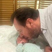 Óscar Puente besa a su hijo, Óscar.