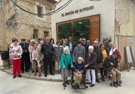 Familiares y vecinos, tras la inauguración.