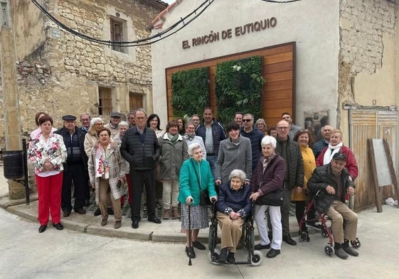 Familiares y vecinos, tras la inauguración.