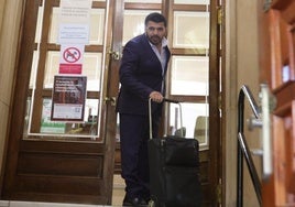 El acusado, José María Fuentes, a su llegada a la Audiencia.