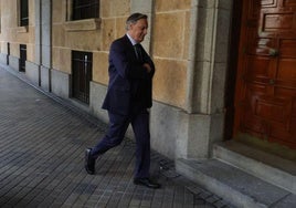 El alcalde de Salamanca, Carlos García Carbayo, entrando en la Audiencia.
