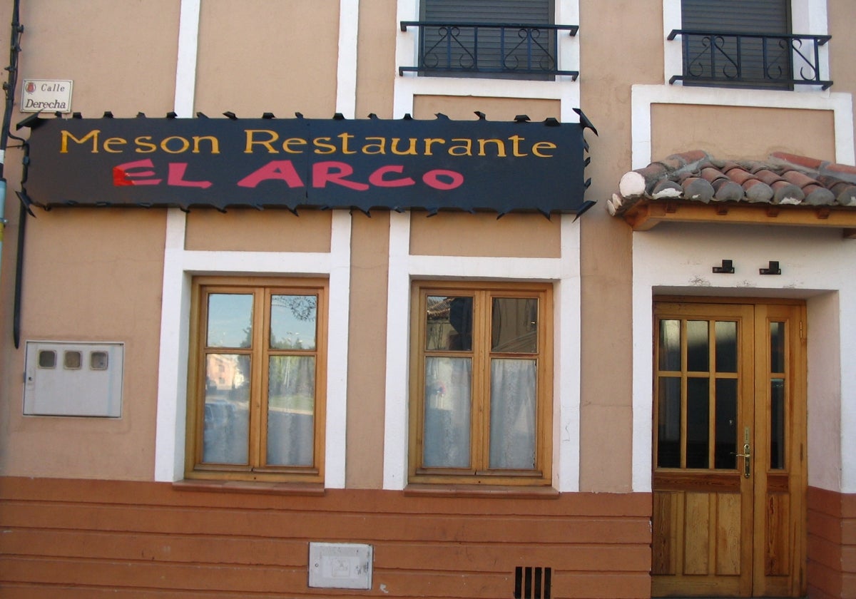 Fachada del Mesón Restaurante El Arco de Mayorga.