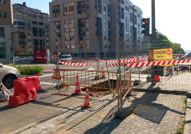 Carril cortado en Hernando de Acuña y acceso cerrado a Ciudad de la Habana por las obras de la red de calor.