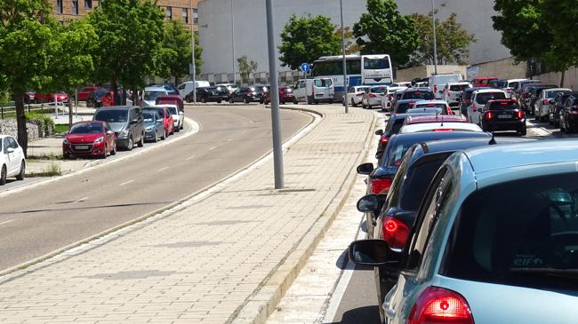 Imagen después - Cola de los atascos en Ciudad de la Habana, al borde ya de la ronda interior, y tramo medio de la calle colapsado antes del cruce con José Garrote Tebar.