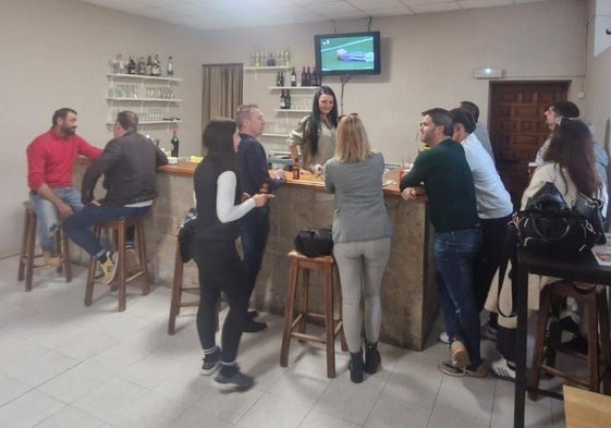 Irina Ionela en el bar junto a algunos vecinos tras la reapertura del bar