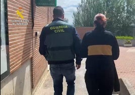 Una de las detenciones efectuadas por la Guardia Civil.