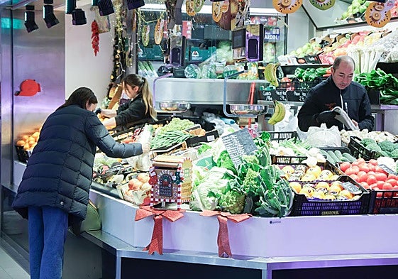 Una mujer hace la compra en Valladolid, en una imagen de archivo.