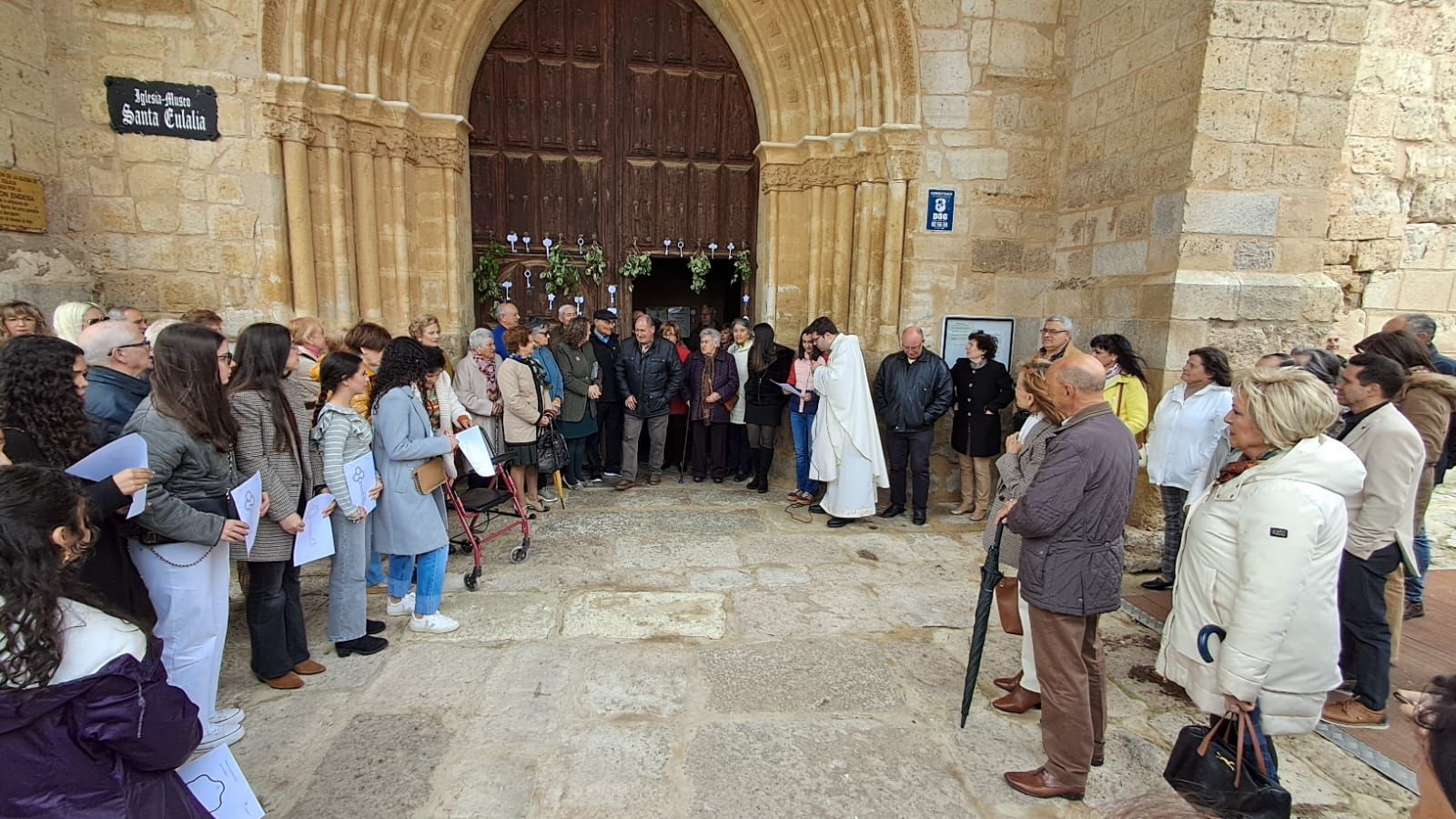 Las enramadas visibilizan en las parroquias la importancia de la acogida