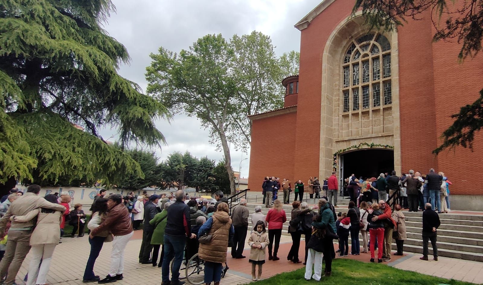 Las enramadas visibilizan en las parroquias la importancia de la acogida