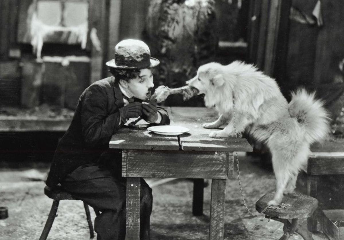 Chaplin, en una escena de 'La quimera de oro'.