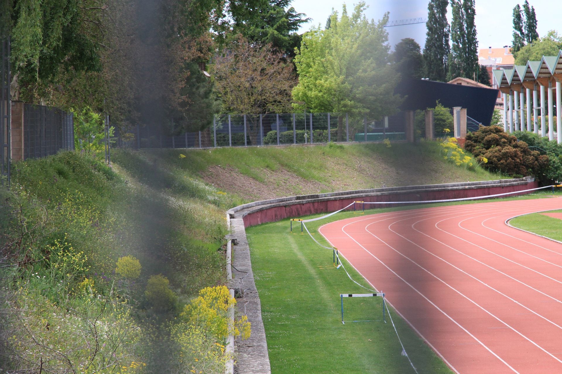 Talud donde se espera la construcción del módulo cubierto de atletismo de Segovia.