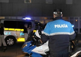 Arremete contra la Policía Local al ser identificado por conducir un turismo sustraído