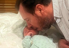 Óscar Puente besa a su hijo, Óscar.