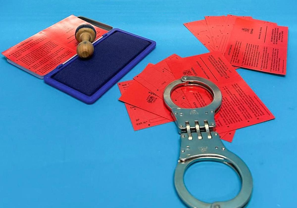 La Policía desactiva una trama que falsificaba tarjetas para emplear a inmigrantes