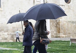 Viandantes se protegen de la lluvia en Palencia, en una imagen de archivo.