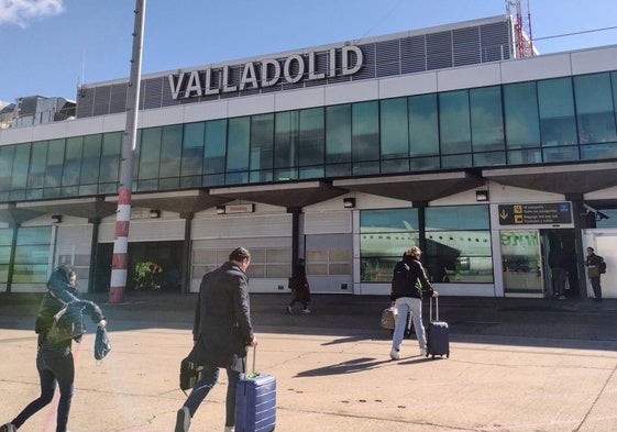 Pasajeros llegando al aeropuerto de Villanubla.