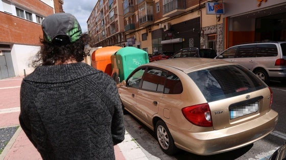 J. M. D. B., junto a su coche en el que le maniataron, en la calle Celtas Cortos.