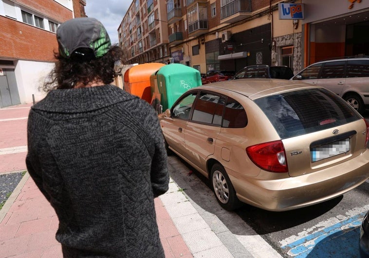 J. M. D. B., junto a su coche en el que le maniataron, en la calle Celtas Cortos.