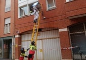 Circula en sentido contrario con un patinete, le dan el alto y lo abandona en la calzada