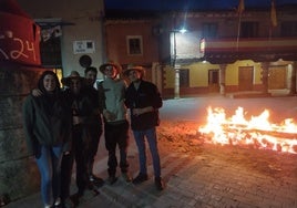 Un grupo de jóvenes posa junto a la hoguera en honor a san Isidro