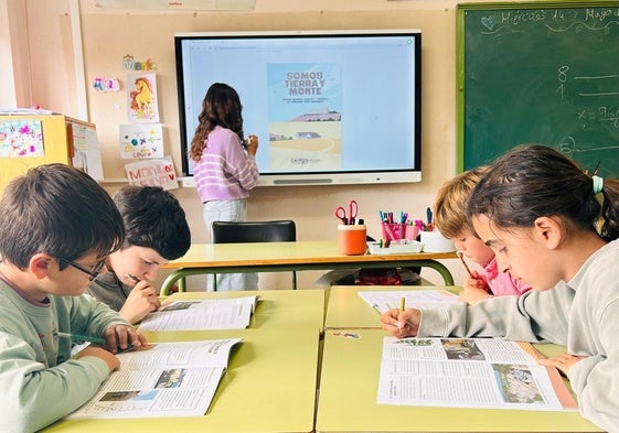 Alumnos de Colegio Campos Góticos realizan algunos ejercicios del cuaderno