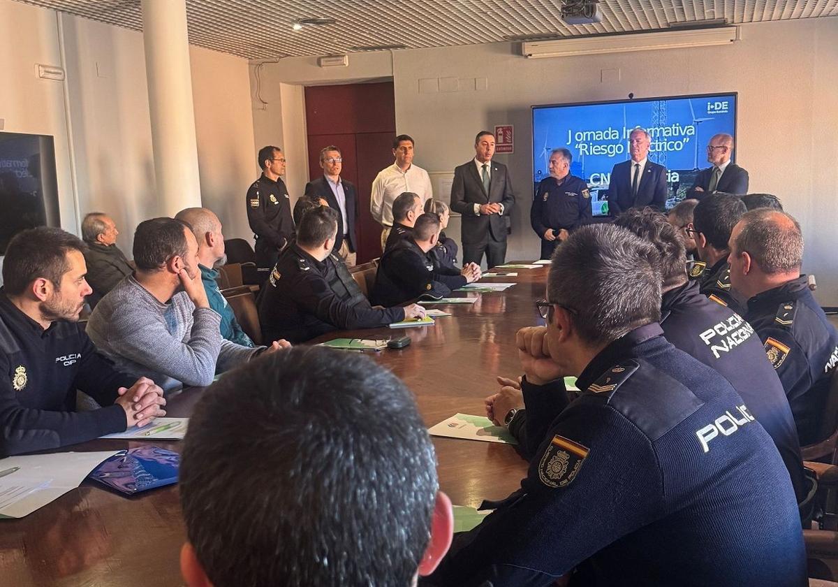 Formación a la Policía Nacional de Palencia sobre los riesgos en instalaciones eléctricas impartida por Iberdrola.