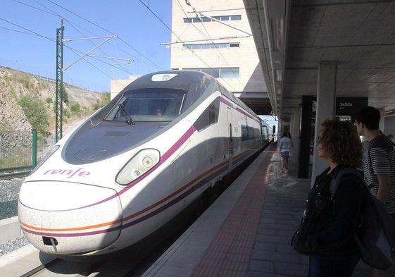 Tren en la estación segoviana Guiomar.