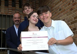 El profesor Sergio Calleja, con Héctor, Cristina y Javier, alumnos que defendieron el trabajo en el concurso.